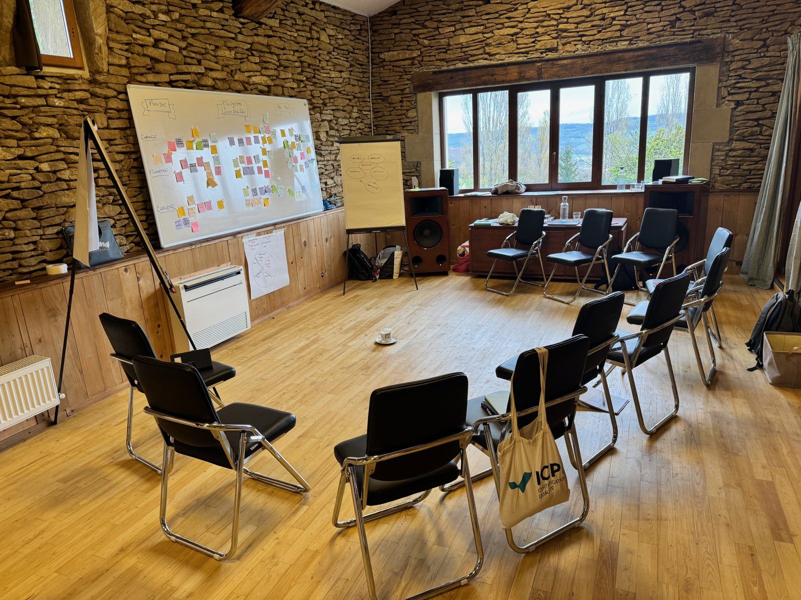 La grande salle prête : chaises en cercle et mur de post-it