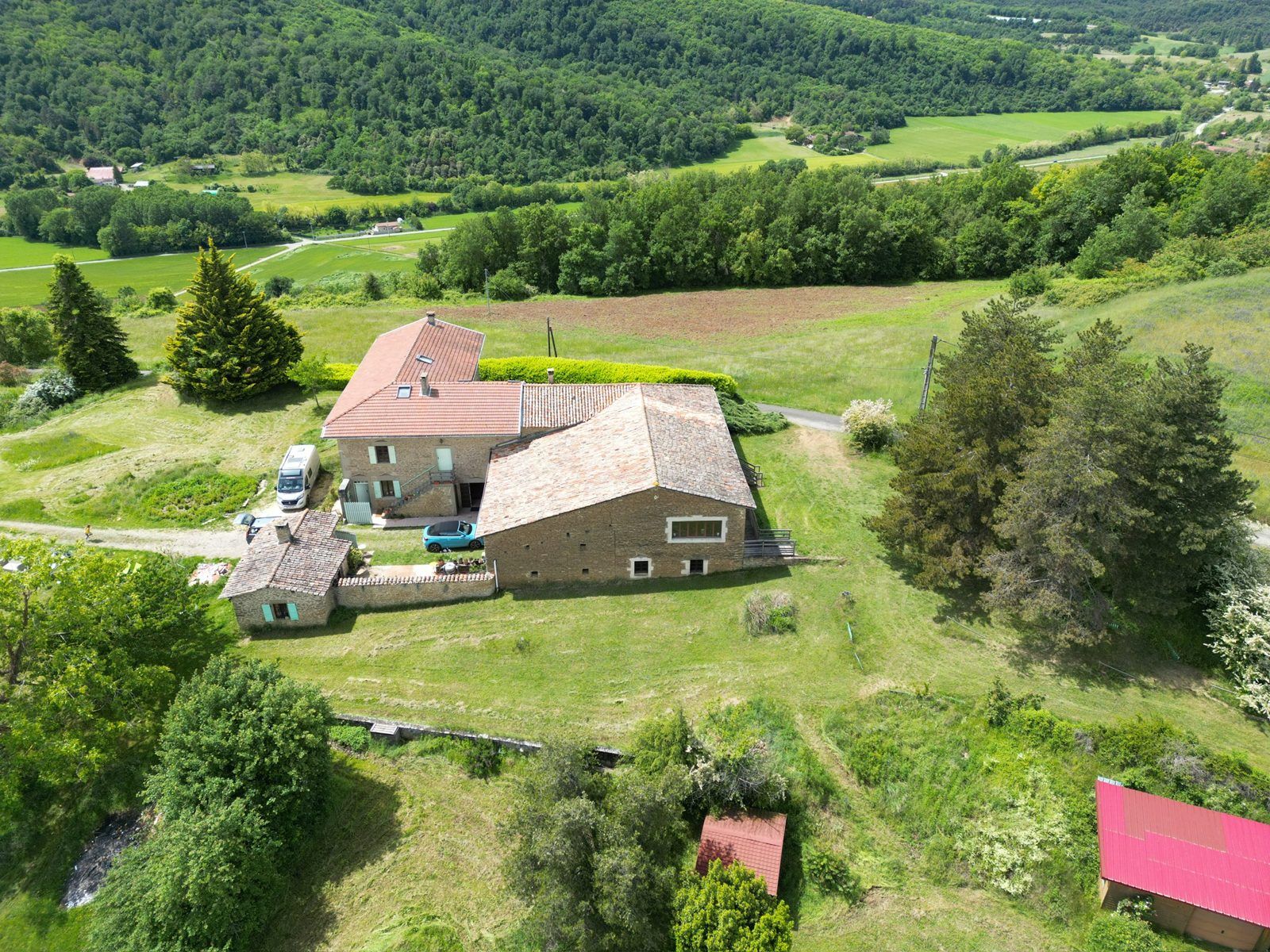 Le domaine vu du ciel, au milieu des prairies